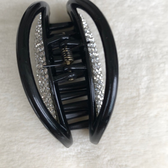 RHINESTONE CLIP ON BLACK BACKGROUND - Picture 3 of 4